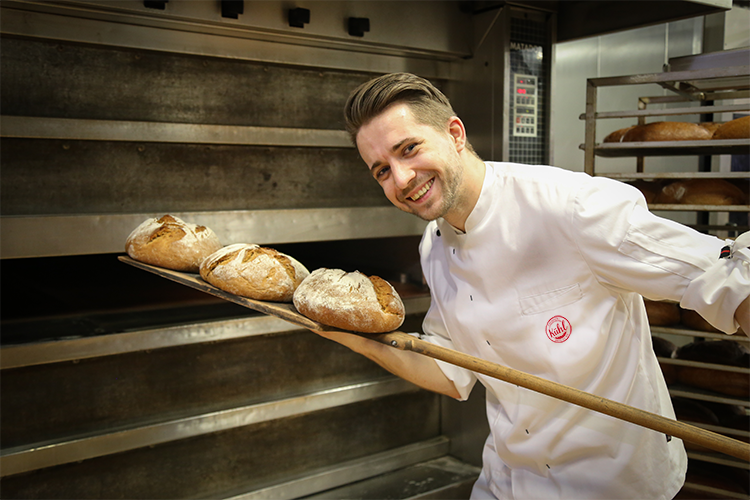 Zajrzyj za kulisy Stadtb&auml;ckerei K&uuml;hl z dyrektorem zarządzającym Felixem K&uuml;hlem i poznaj ekscytujące spostrzeżenia i ciekawe historie z życia piekarza. // &copy; Andrea Kunath/Stadtb&auml;ckerei K&uuml;hl