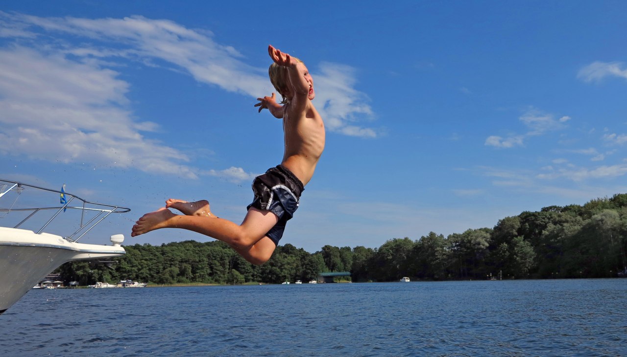 Cooling down directly in front of the "front door" with a jump from the houseboat into the water, © Yachtcharter Schulz