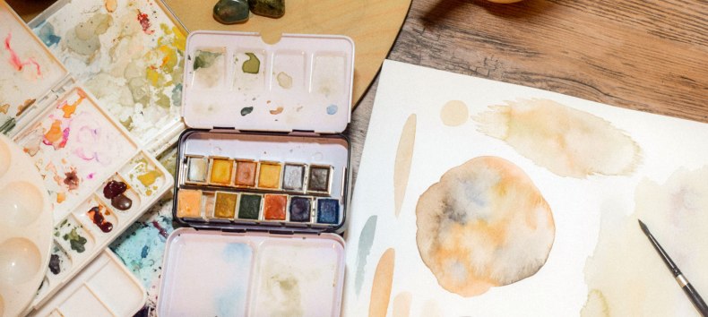 Symbolfoto | Malen mit Aquarellfarben im Pavillon // © Foto von Sarah Brown auf Unsplash Symbolfoto | Malen mit Aquarellfarben im Pavillon // © Foto von Sarah Brown auf Unsplash