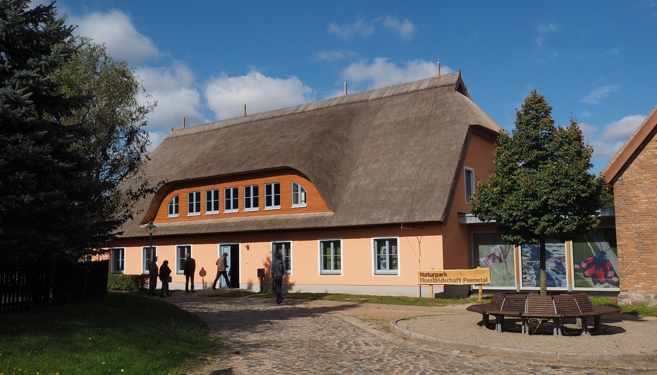 Widok z zewnątrz na centrum informacji dla zwiedzających Parku Krajobrazowego Doliny Rzeki Peene, © Harald Karl
