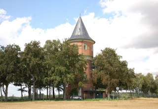 Gut versteckt hinter B&auml;umen ist der Wasserturm zun&auml;chst kaum zu sehen. // &copy; Gabriele Skorupski