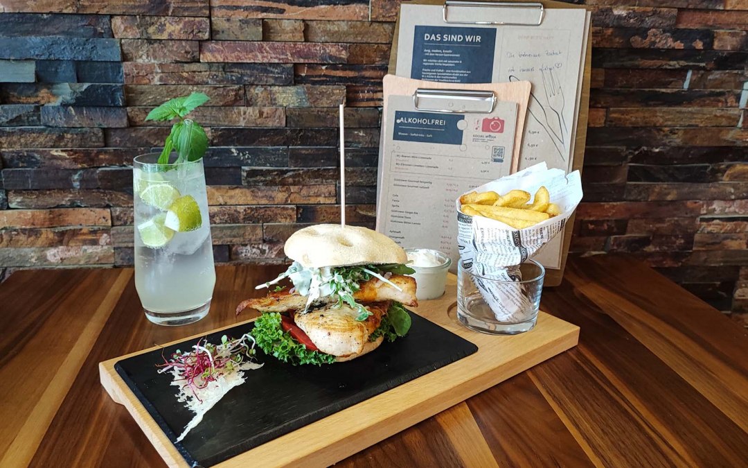 De geheime tip van de chef: de M7 Cesarburger met frietjes. De gemarineerde kip en salade maken het gerecht bijzonder licht. Als je iets hartigers wilt, kun je het bestellen met een extra gebakken ei., © B.Kästner/Stadtbäckerei Kühl