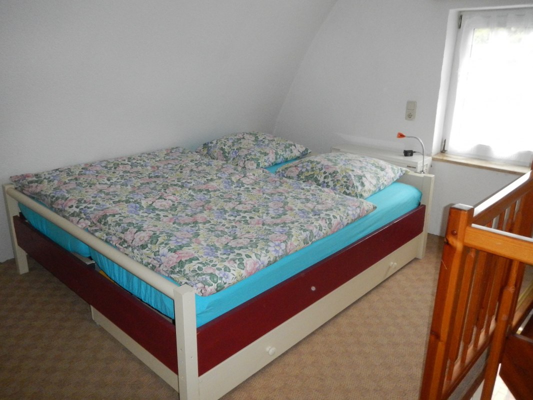 The comfortable double bed invites you to dream. Bed linen and towels are of course available., &copy; Roland Kitzmann