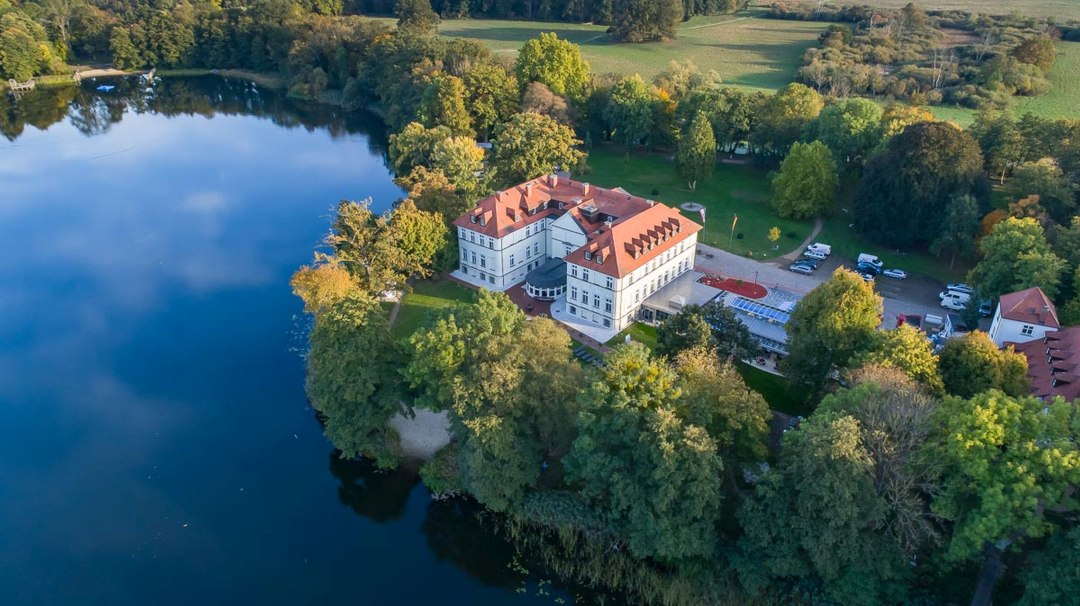 Zamek nad jeziorem Schorssow z dużą ilością otwartej przestrzeni, © Seeschloss Schorssow