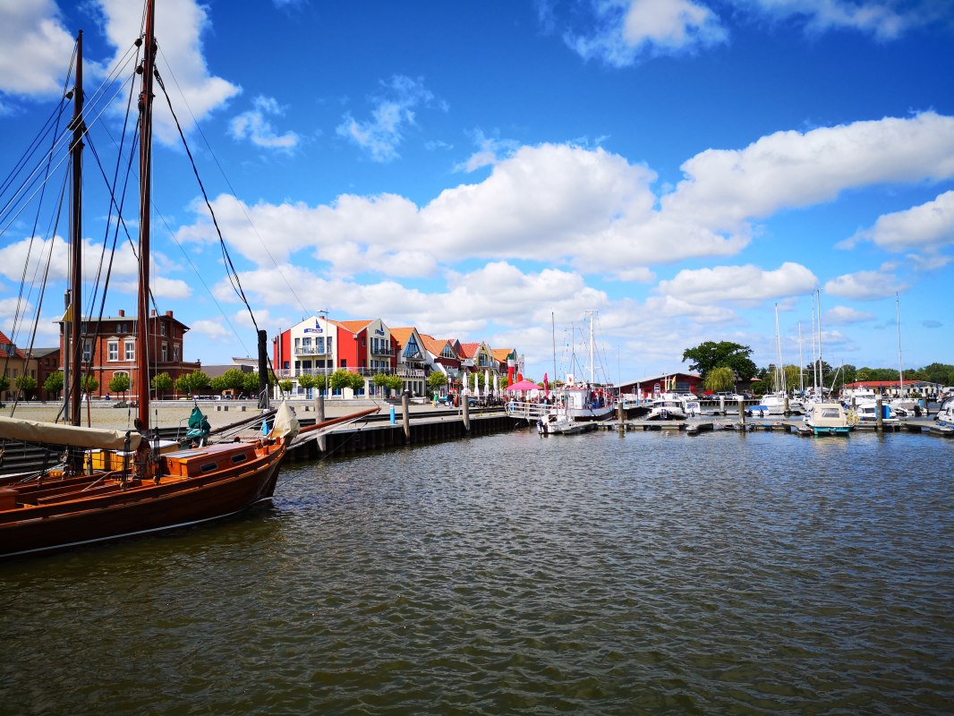 Zicht op de haven van Barth vanaf de waterkant, &copy; Stadt Barth, Paszehr