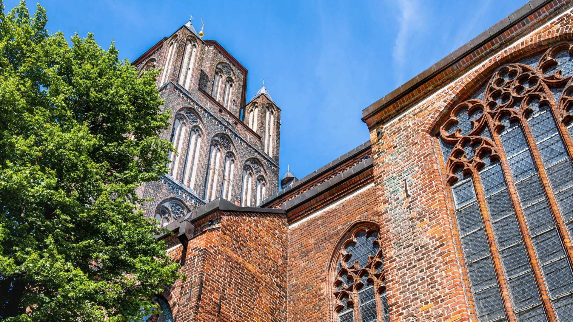 Ceglany gotyk na zewnątrz, świeckie miejsce koncertów, wydarzeń i wielu pięknych uroczystości w środku, © TMV/Tiemann
