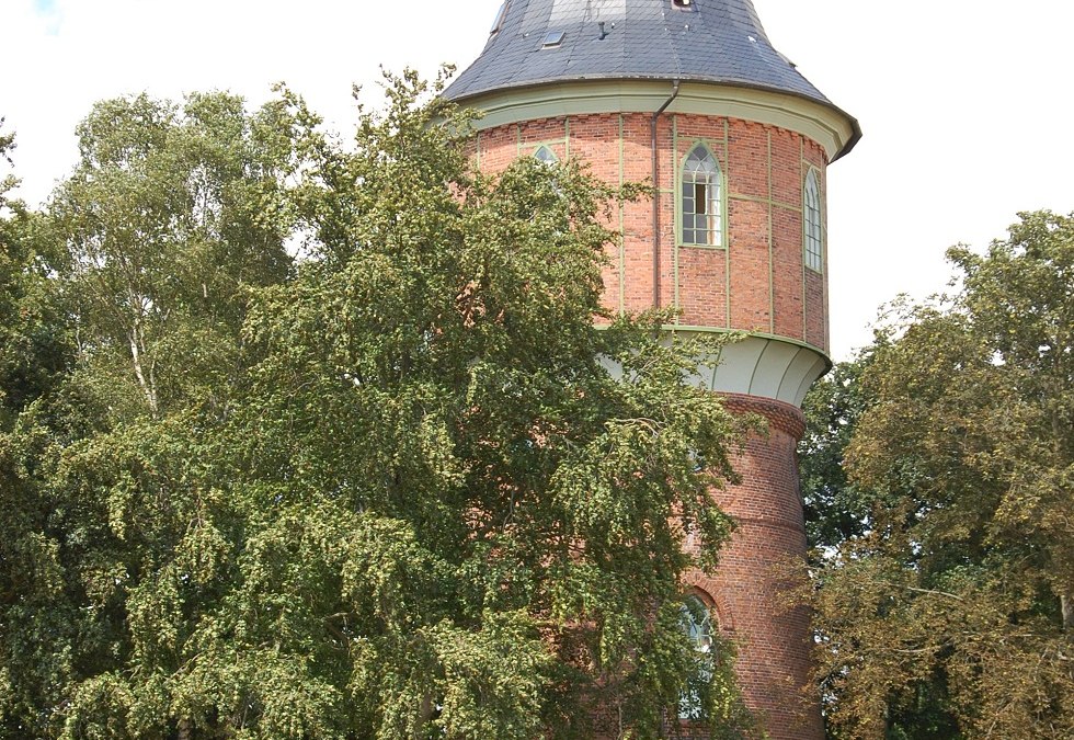 The municipal water tower is located just outside the city in a field., © Gabriele Skorupski