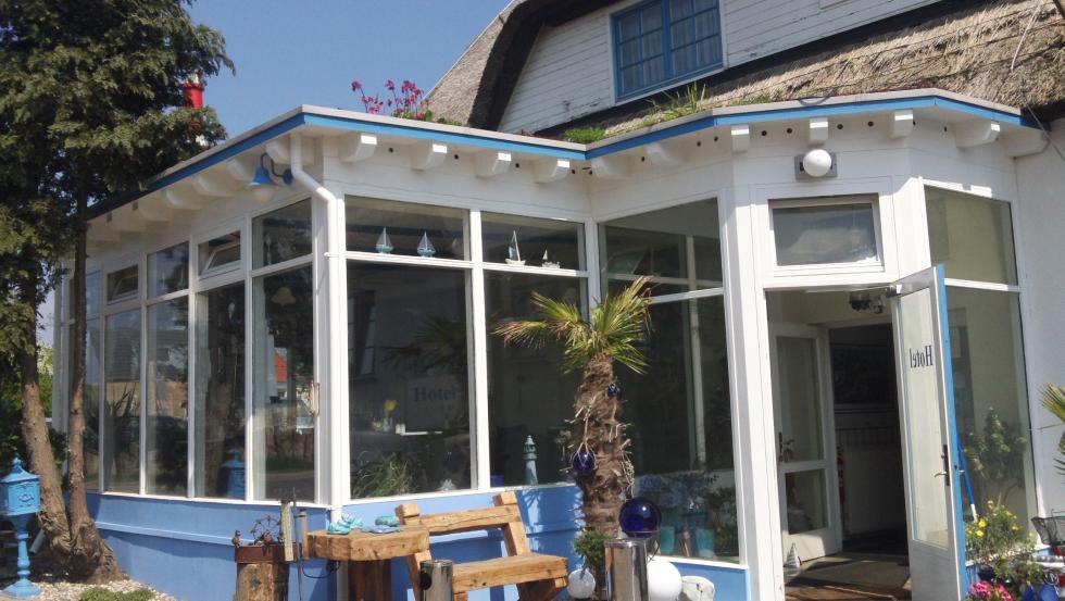 Ingang hotel, &copy; Landhotel Ostseetraum