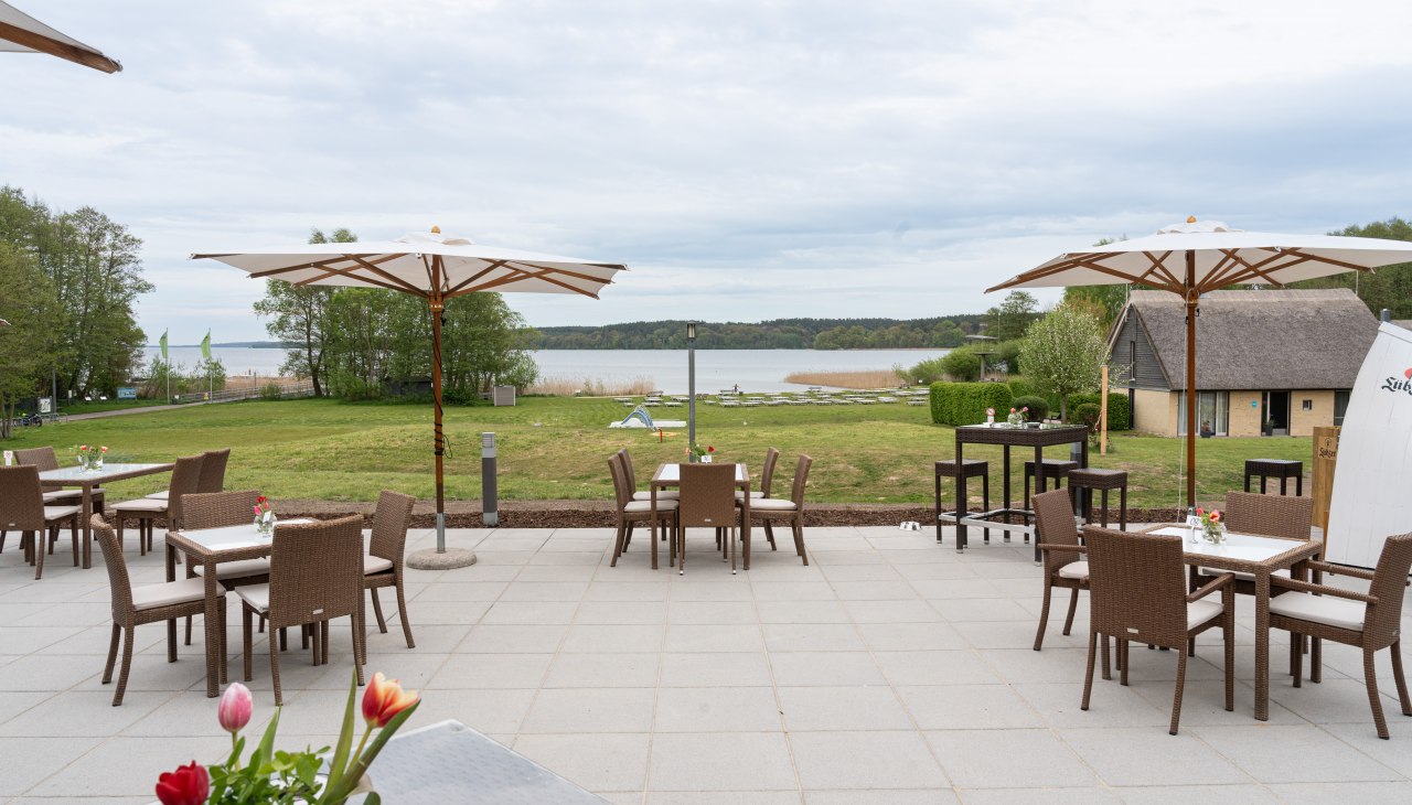 2024-05-BEECH-Plau-Restaurant-Bootshaus-Bar-Ankerplatz-Terrasse-Seeblick-Seevilla, © BEECH Resort Plauer See