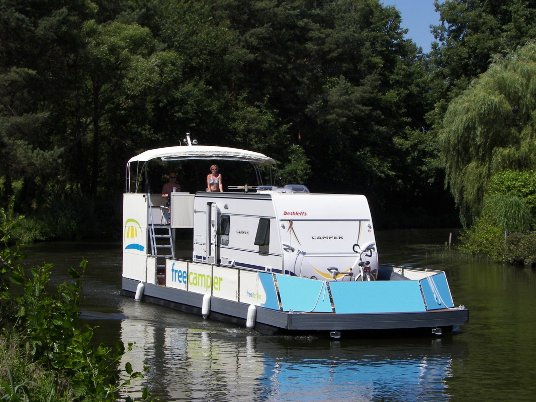 Freecamper z przyczepą kempingową meandruje przez obszar wodny Pojezierza Meklemburskiego. // © freecamper Freecamper z przyczepą kempingową meandruje przez obszar wodny Pojezierza Meklemburskiego. // © freecamper