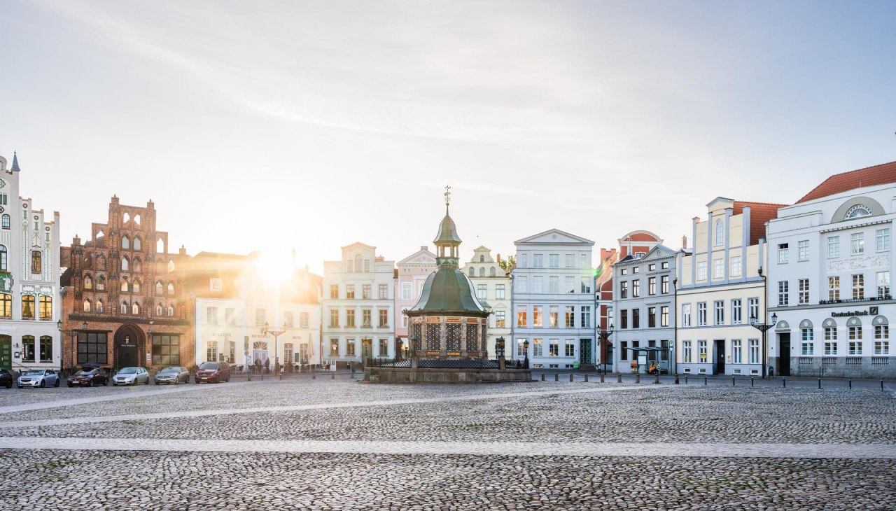 Rynek ze sztuką wodną w hanzeatyckim mieście Wismar o wschodzie słońca, © TMV/Gross