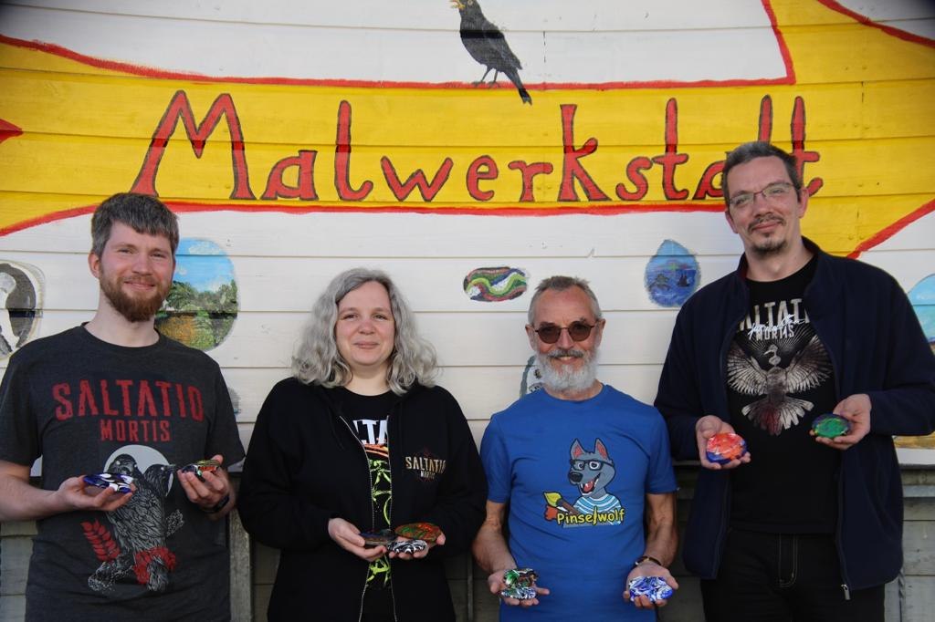 Group photo of the Creative Saturday participants with their finished work - magical lucky stones. // © MV-Kunst Galerie am Mammutbaum Group photo of the Creative Saturday participants with their finished work - magical lucky stones. // © MV-Kunst Galerie am Mammutbaum