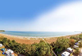 Camping direkt am Wasser // &copy; Claas Abraham