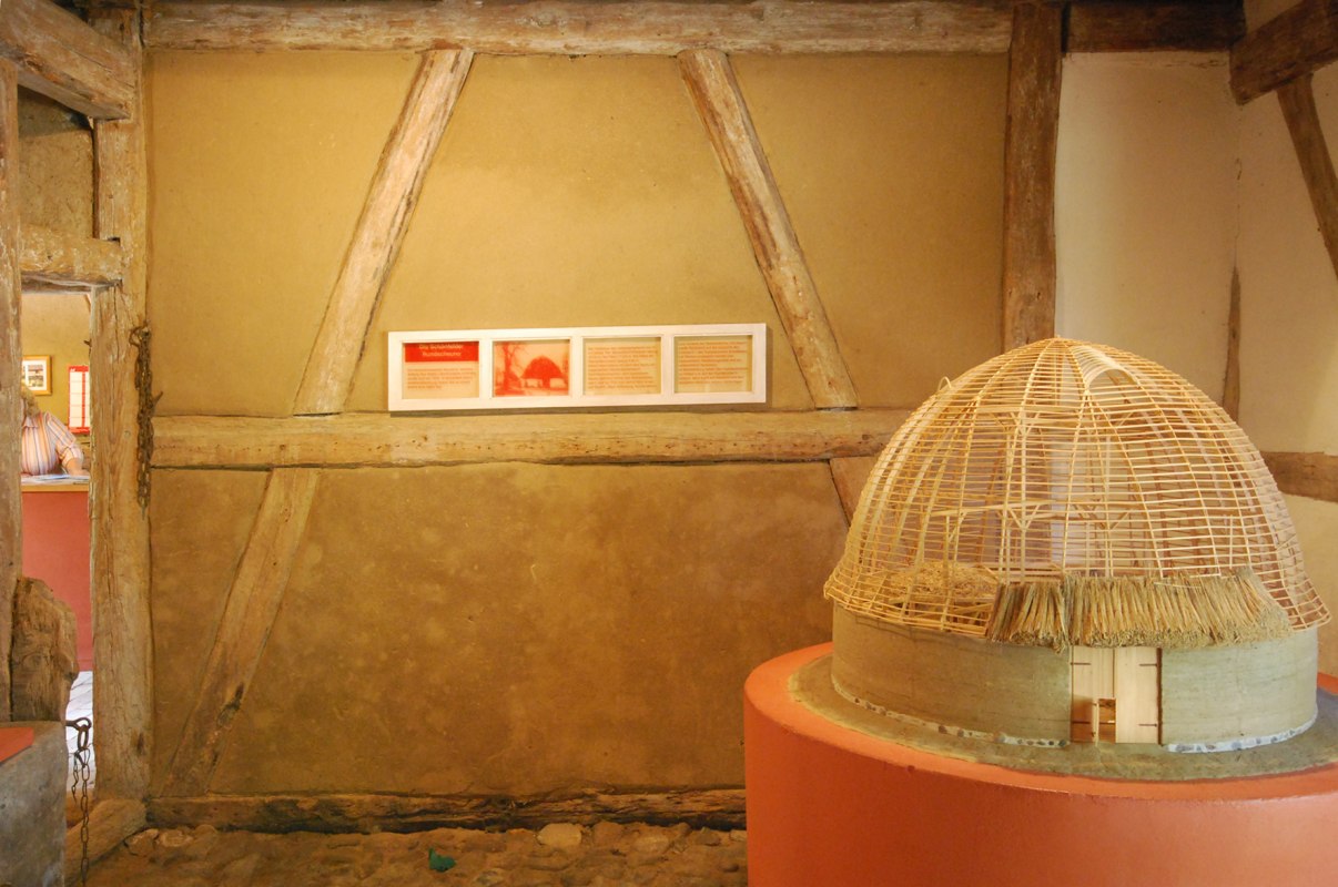 Model van een Mecklenburgse ronde schuur met muren van aangestampte aarde uit de permanente collectie van het Lehmmseum Gnevsdorf // © FAL e.V. Model van een Mecklenburgse ronde schuur met muren van aangestampte aarde uit de permanente collectie van het Lehmmseum Gnevsdorf // © FAL e.V.