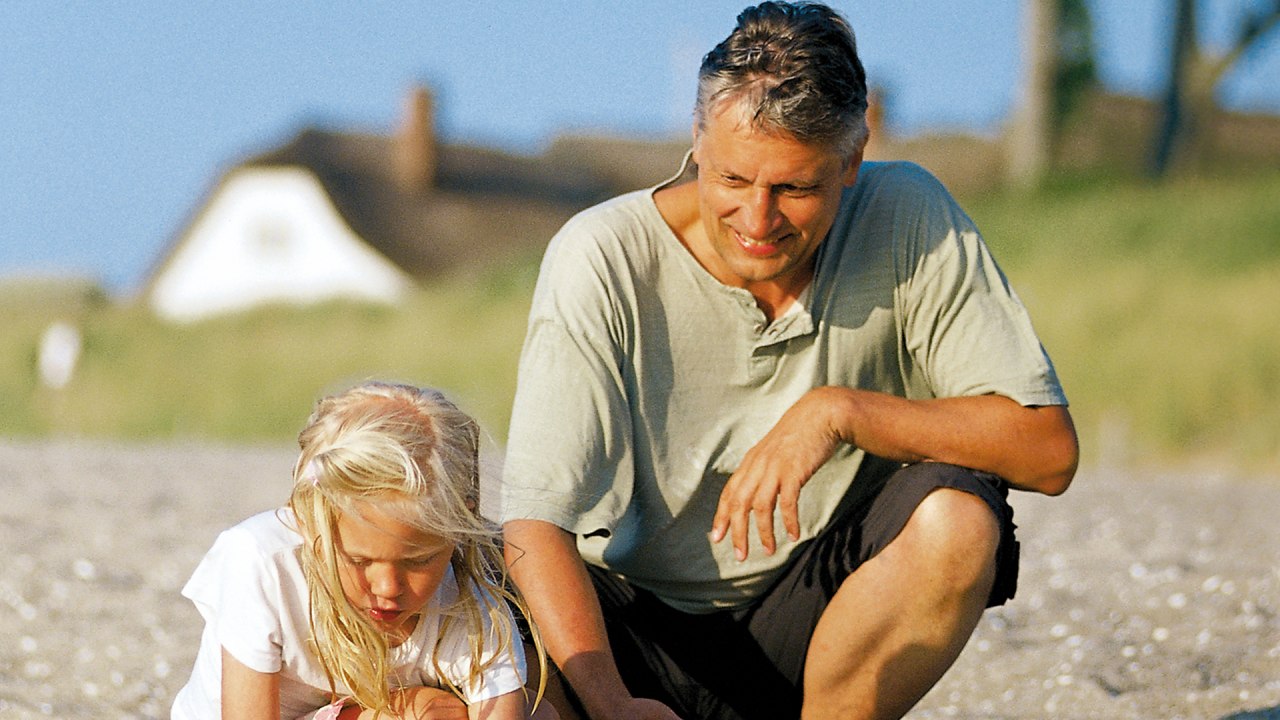 Grandpa and granddaughter in search of shells, &copy; TMV - Topel