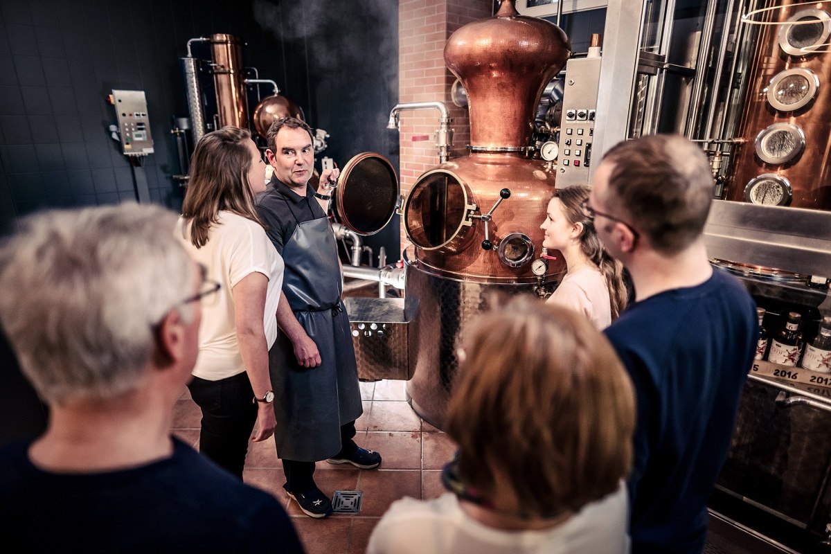 During regular guided tours, participants learn everything they need to know about the artisanal production of Störtebeker single malt whiskies. // © Störtebeker Brennerei GmbH During regular guided tours, participants learn everything they need to know about the artisanal production of Störtebeker single malt whiskies. // © Störtebeker Brennerei GmbH