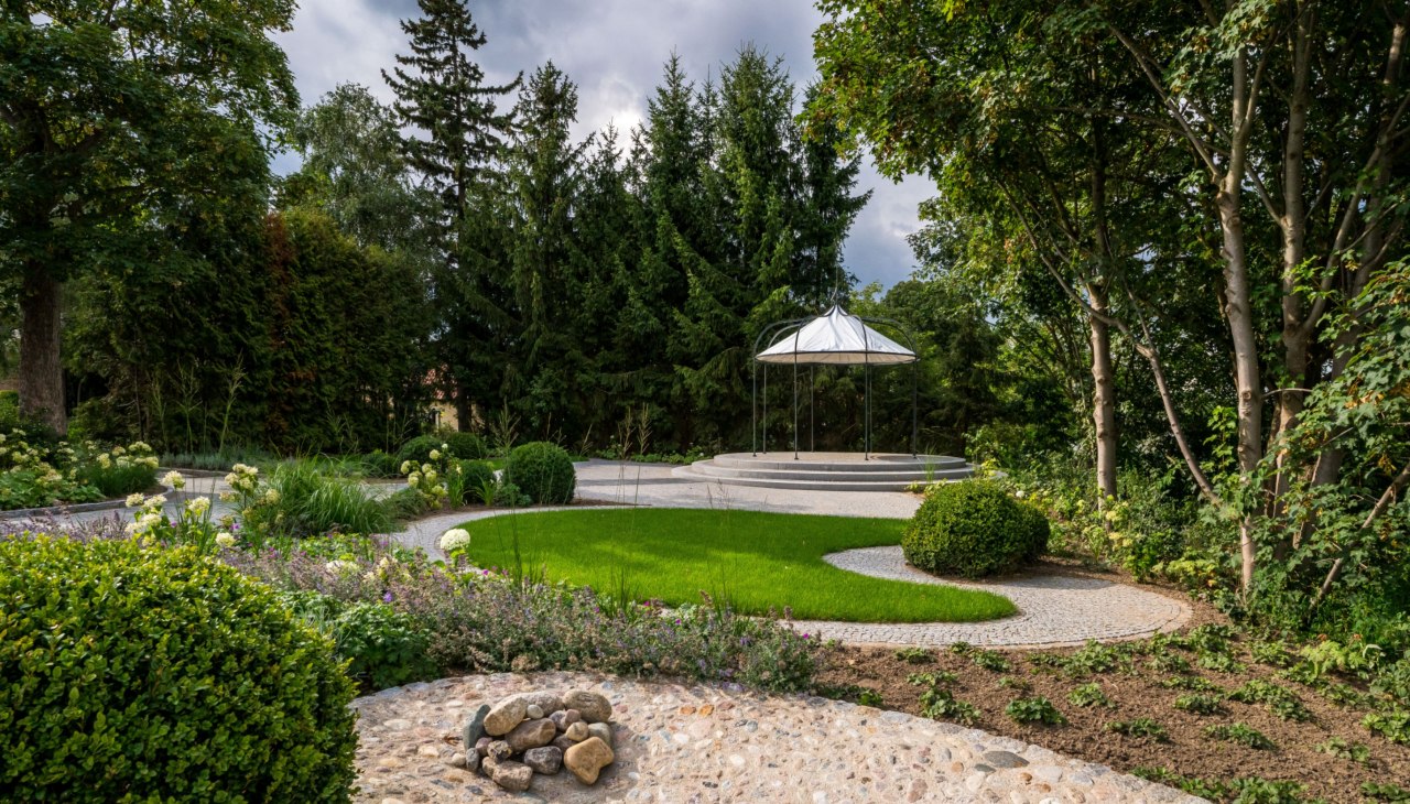 Świętuj i odpoczywaj w ogrodzie hotelu Mecklenburger Hof, &copy; Hotel und Pension in der Nudeloper