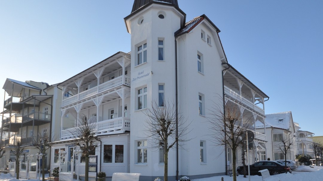 Nasz prywatny hotel przy plaży znajduje się bezpośrednio przy piaszczystej plaży i promenadzie w Binz., © Strandhotel zur Promenade