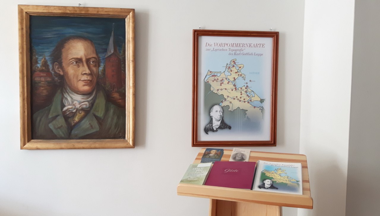 Stała wystawa poświęcona Karlowi Gottliebowi Lappe na plebanii protestanckiej parafii Lubmin w Wusterhusen, © Angelika Michaelis Stała wystawa poświęcona Karlowi Gottliebowi Lappe na plebanii protestanckiej parafii Lubmin w Wusterhusen, © Angelika Michaelis
