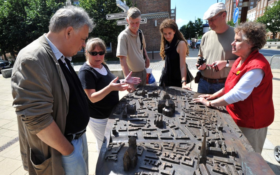Het tactiele model van het historische stadscentrum van Rostock biedt een goede oriëntatie voor blinden en slechtzienden., © TZRW/Joachim Kloock