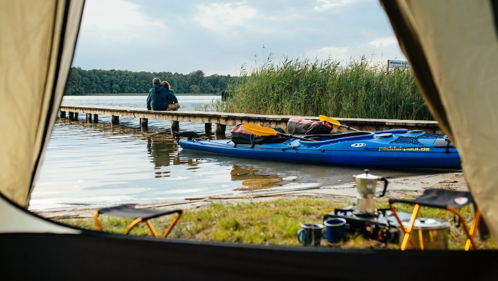 Reizen per kano en kamperen op een van de rustplaatsen voor waterwandelingen - een bijzondere natuurervaring // © MV-T/Roth Reizen per kano en kamperen op een van de rustplaatsen voor waterwandelingen - een bijzondere natuurervaring // © MV-T/Roth