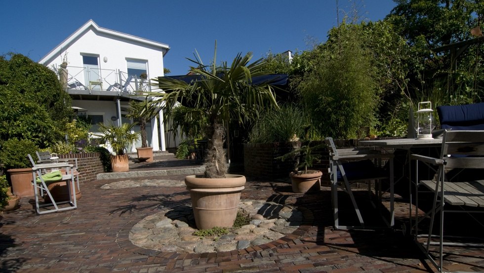 De idyllische tuin nodigt je uit om te vertoeven, &copy; T. Eden