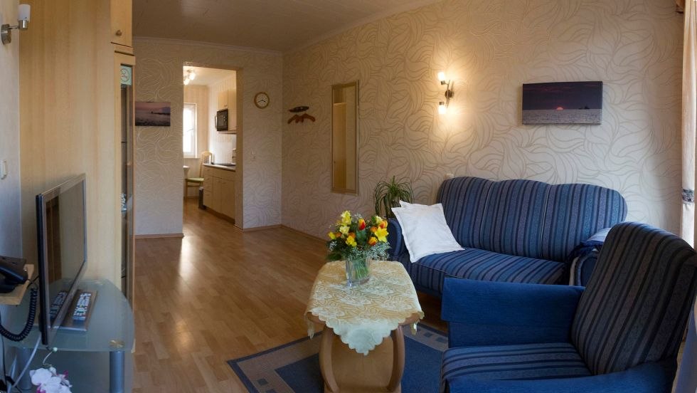 Voorbeeld woonkamer in het vakantiehuis met uitzicht op het strand, &copy; Ferienhaus "Zum Strand"