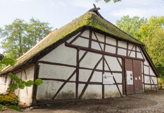 Die Pfarrscheune in Dorf Mecklenburg ist das &auml;lteste profane Bauwerk des Ortes. // &copy; Frank Burger