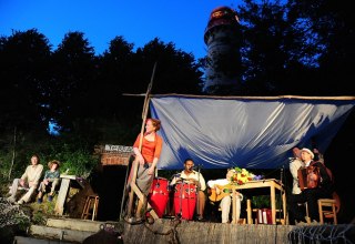 Theater auf der Naturb&uuml;hne im Leuchturmw&auml;rtergarten am Kap Arkona // &copy; Tourismuszentrale R&uuml;gen