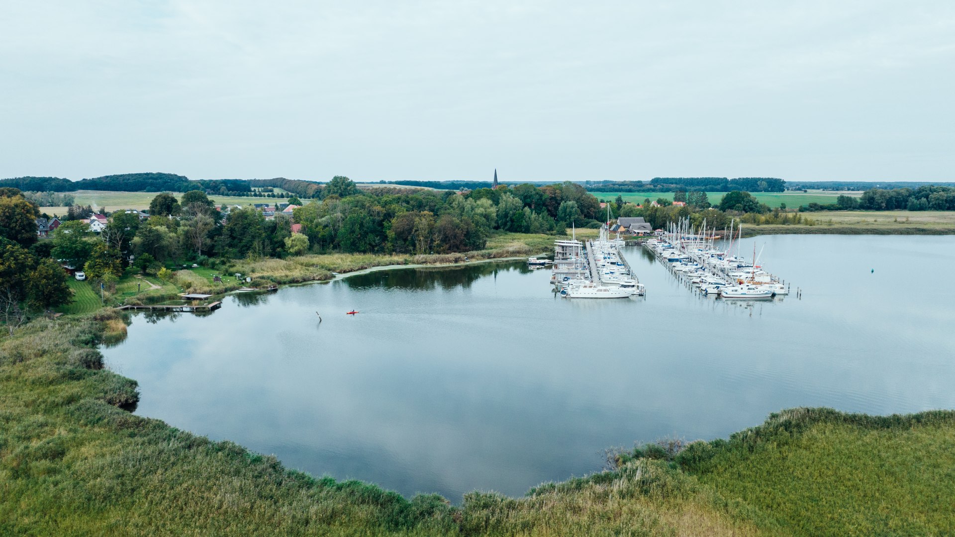Rustig, groen, vredig: de natuurlijke haven van Krummin op Usedom, © TMV/Gänsicke De natuurlijke haven van Krummin met boten en woonboten vanuit de lucht.