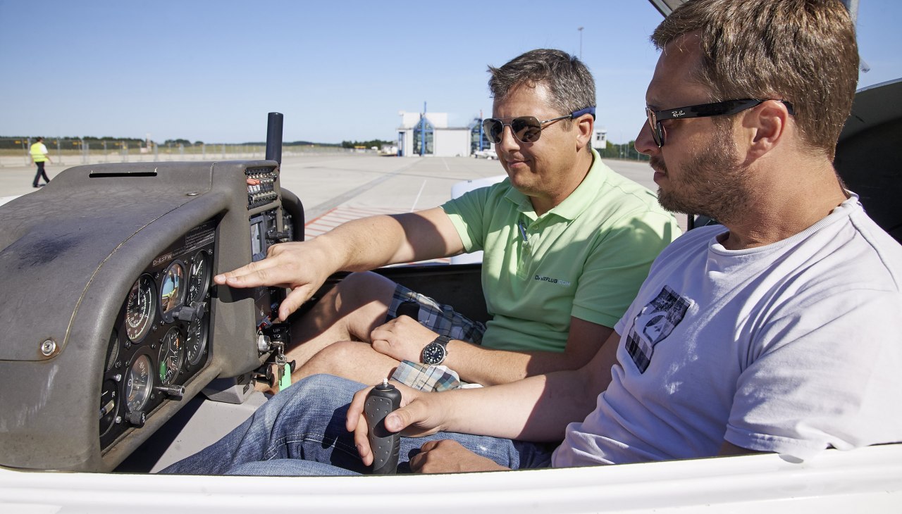 Praktische briefing "Piloot voor een dag" door de vlieginstructeur op de luchthaven Rostock-Laage kort voor het opstijgen., © ostseeflug.com Praktische briefing "Piloot voor een dag" door de vlieginstructeur op de luchthaven Rostock-Laage kort voor het opstijgen., © ostseeflug.com