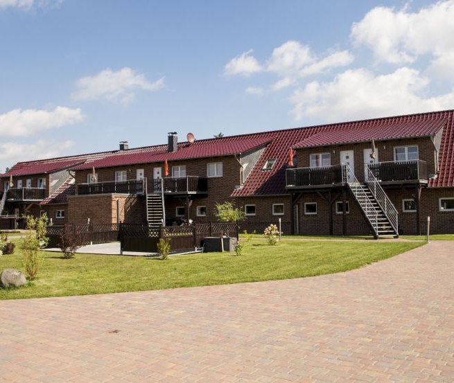 Uitzicht op de vakantiewoningen van vakantieboerderij Mirow, © Ferienhof Mirow/Mewes