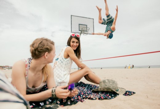 Slackline op het strand in de zon, © TMV/Timo Roth