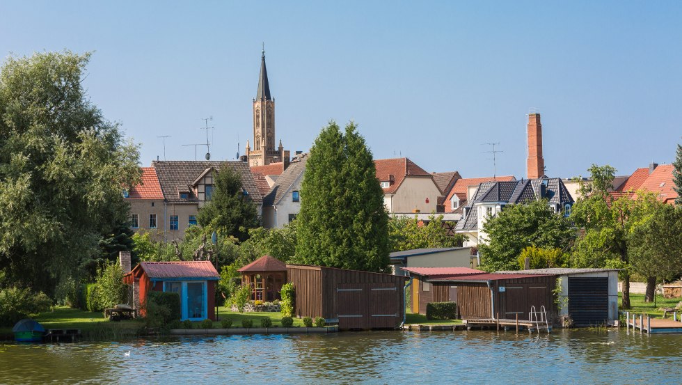 The church tower towers above the water town of F&uuml;rstenberg an der Havel // &copy; TMB-Fotoarchiv/Steffen Lehmann