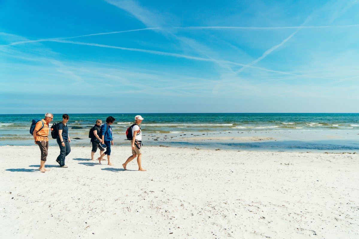 Wandelaars op het Prerow Oostzeestrand // © MV-T/Petermann Wandelaars op het Prerow Oostzeestrand // © MV-T/Petermann