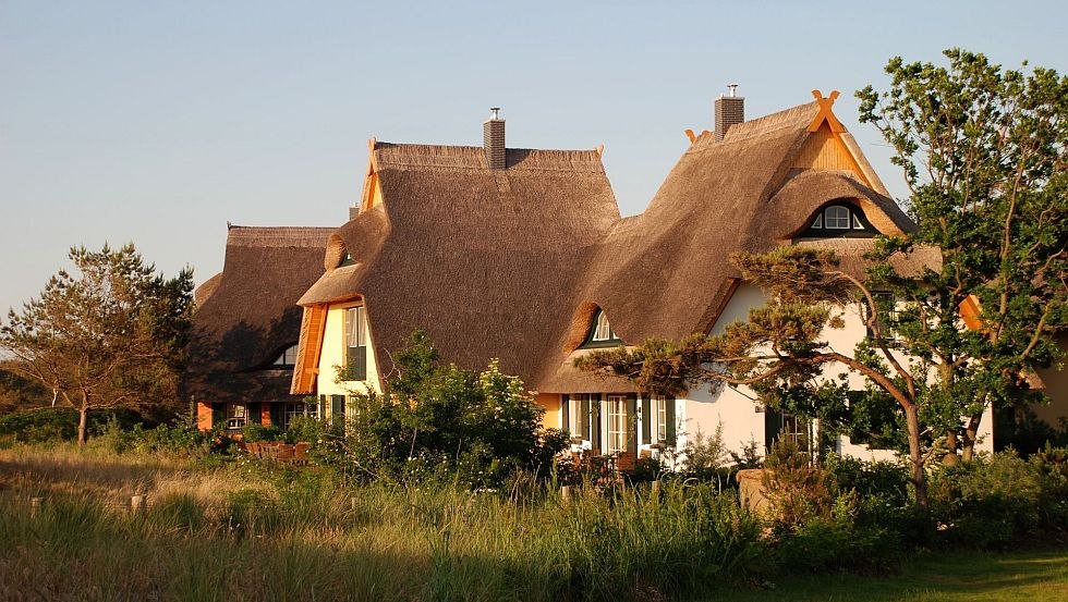 Vakantiewoningen en duinhuisjes met alle voorzieningen van Strandhotel Dünenmeer // © Strandhotel Dünenmeer Vakantiewoningen en duinhuisjes met alle voorzieningen van Strandhotel Dünenmeer // © Strandhotel Dünenmeer