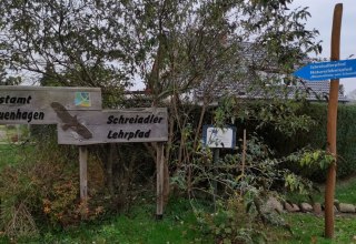Znak wejściowy na szlak orlika krzykliwego i ścieżkę przyrodniczą przy biurze leśnictwa Schuenhagen // © Liv E. Ipsen Znak wejściowy na szlak orlika krzykliwego i ścieżkę przyrodniczą przy biurze leśnictwa Schuenhagen // © Liv E. Ipsen