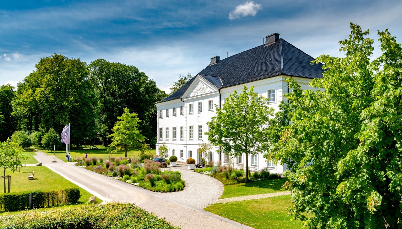 Exterior view of the manor house, © Schlossgut Gross Schwansee