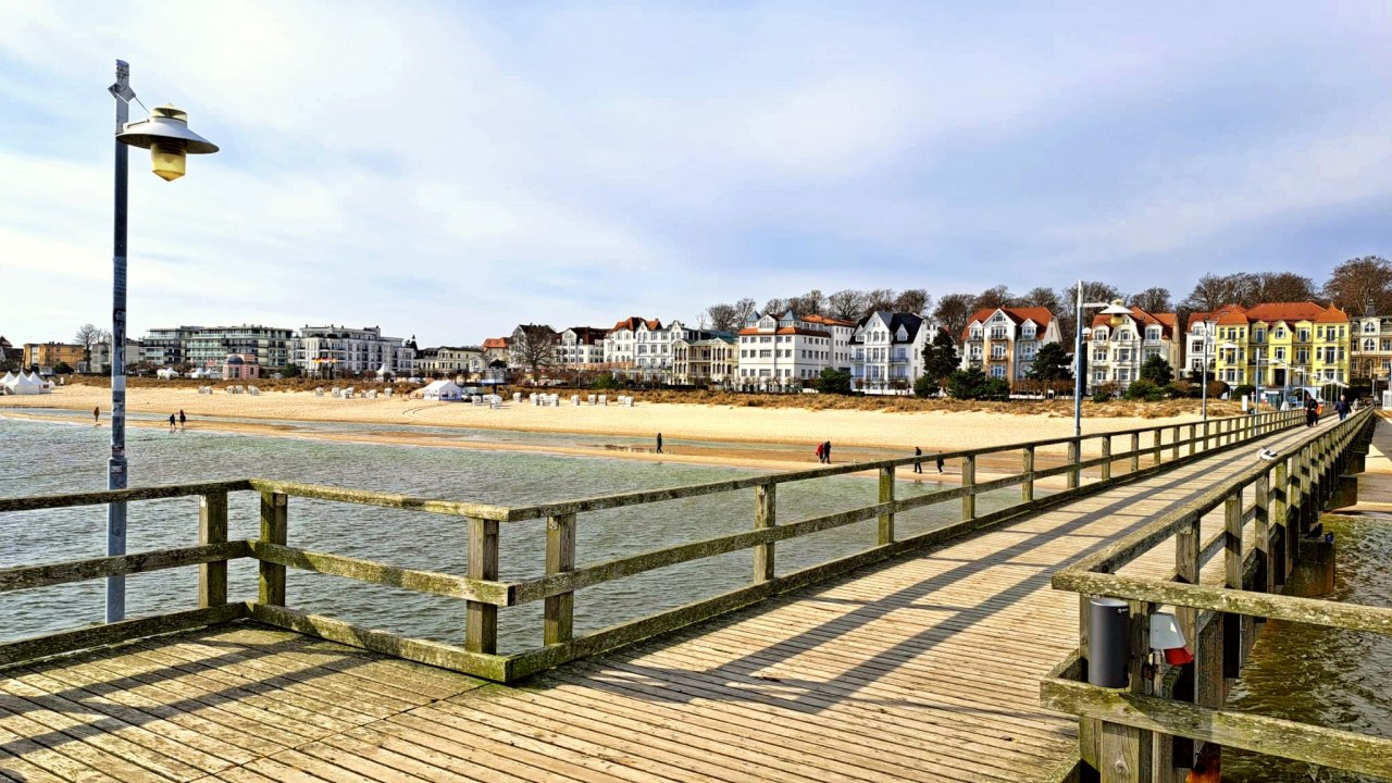 View from the pier to beach section 3/F in Bansin with the beach bar at tower 9 - located between the pier and the concert shell // &copy; Stachow Unseld GbR