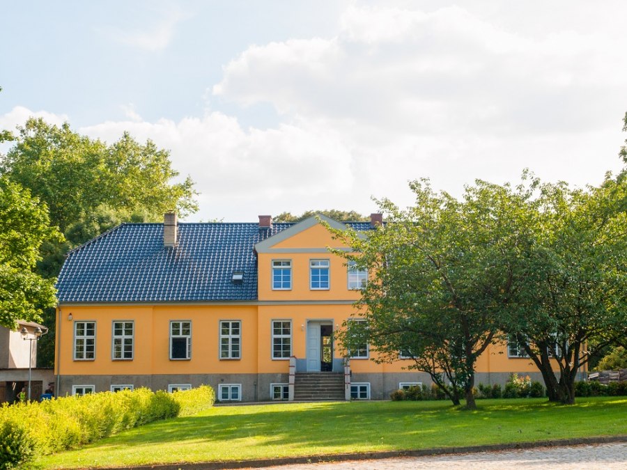 Dworek sfotografowany od frontu., © Frank Burger
