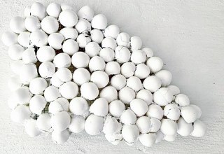 Kairi Uibo: "..." 2026, Eierschalen, Lack, Drahtgeflecht, Kleber // © Kairi Uibo Kairi Uibo: "..." 2026, Eierschalen, Lack, Drahtgeflecht, Kleber // © Kairi Uibo