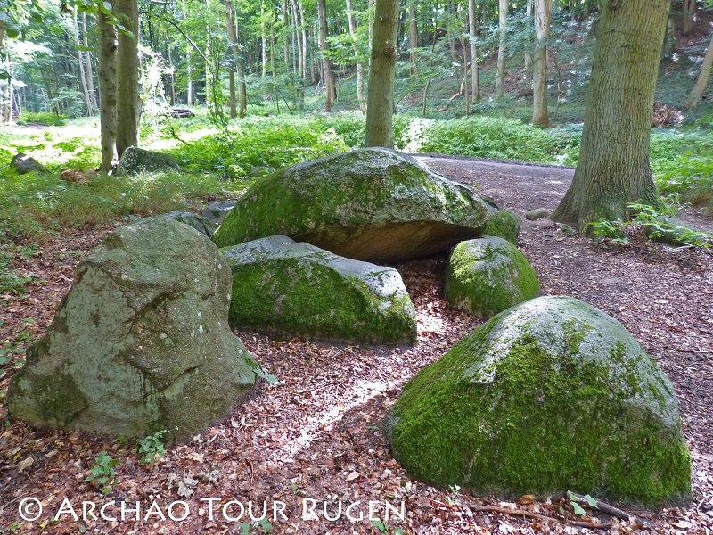 enkele van de stenen van het "graf van de hertog" die vandaag de dag nog bewaard zijn gebleven // © Archäo Tour Rügen enkele van de stenen van het "graf van de hertog" die vandaag de dag nog bewaard zijn gebleven // © Archäo Tour Rügen