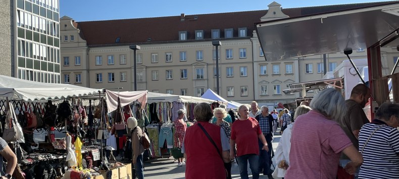 Cotygodniowy targ na rynku // © Vier-Tore-Stadt Neubrandenburg Cotygodniowy targ na rynku // © Vier-Tore-Stadt Neubrandenburg