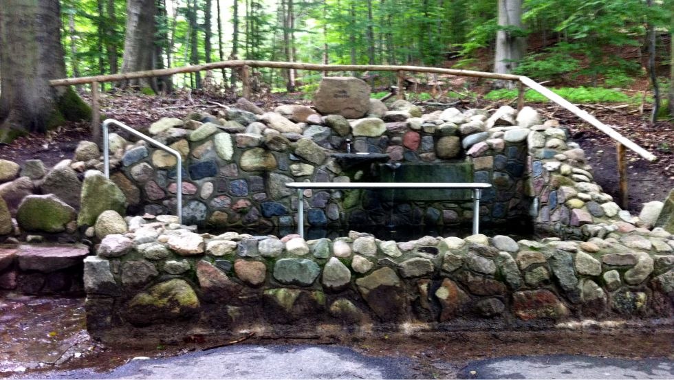 Natural stone Kneipp basin at the house lake // © Maria Lorsch Natural stone Kneipp basin at the house lake // © Maria Lorsch