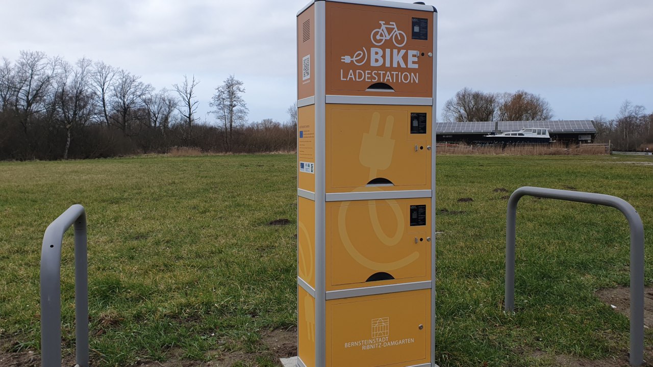 Stacja ładowania rowerów elektrycznych Port Damgarten // © Sabine Maus Stacja ładowania rowerów elektrycznych Port Damgarten // © Sabine Maus