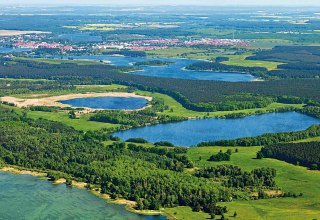 Zoveel blauw en groen &ndash; luchtfoto van het M&uuml;ritz Nationalpark, &copy; TMV/Steindorf-Sabath