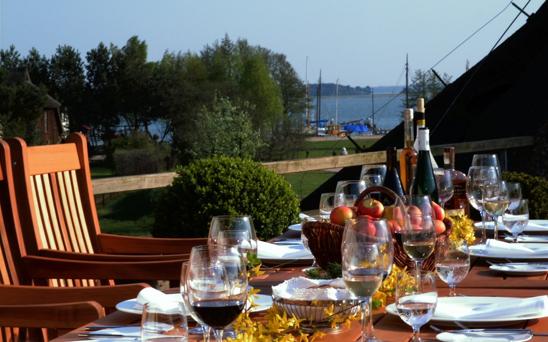 Uitzicht vanaf het terras van het restaurant naar de haven, © Martina Evers