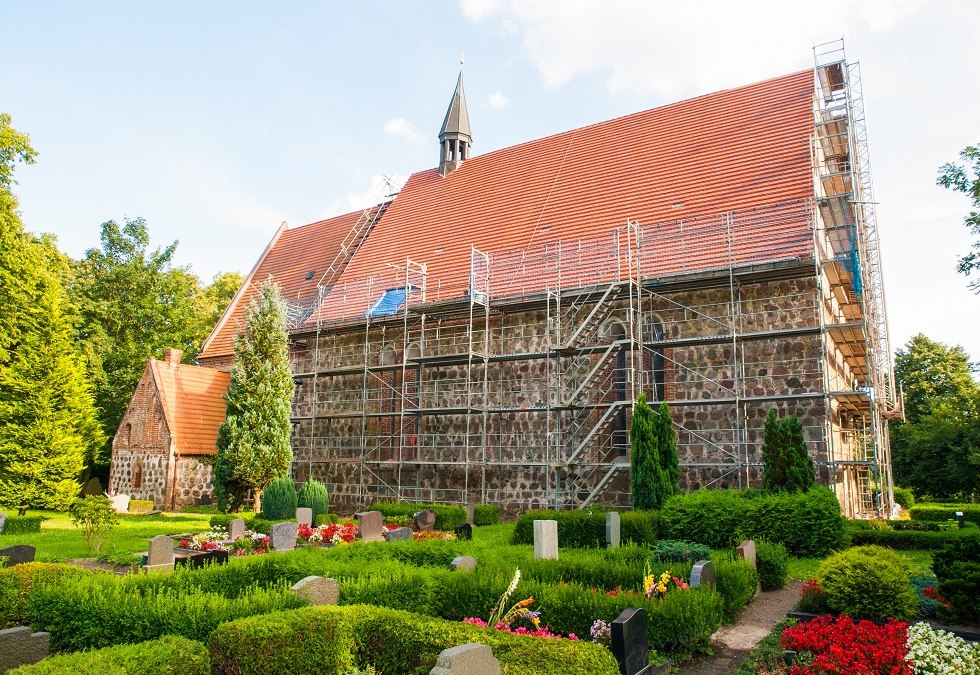Dorpskerk Cammin in de steigers - zomer 2014, © Frank Burger