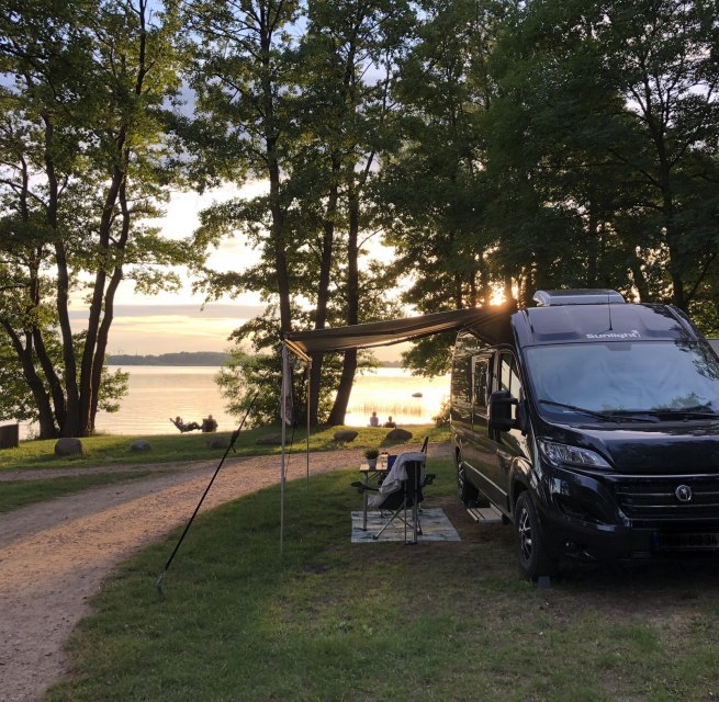 Meer dan 60 staanplaatsen direct aan het meer, en nog veel meer met uitzicht op het meer dankzij de gunstige ligging aan de oostelijke oever. We hebben een online reserveringssysteem waarmee je direct je favoriete kampeerplaats kunt reserveren., © ZweiSeen.de