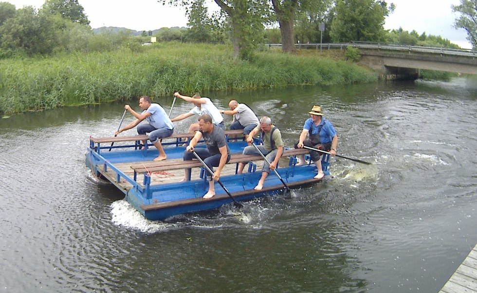 Fun and sporty competition for the Borenstäker Cup: pontoon paddling in teams of 6, © Anglerverein "An der Recknitz"